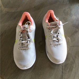 Nike tennis shoes in good clean condition size 8.5